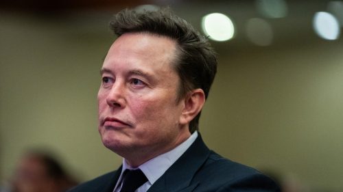 Musk sľubuje financovať súdne spory proti britským úradníkom za navádzanie gangov na sexuálne zneužívanie.