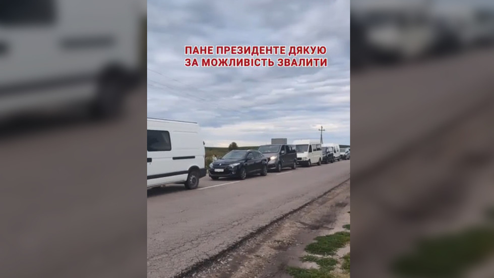 Mladí Ukrajinci sa ponáhľajú opustiť krajinu, tvrdí pohraničný úradník (VIDEO)