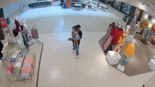 Video z bezpečnostnej kamery ukazuje 26-ročného muža, ako uniesol batoľa z ihriska v nákupnom centre pred zatknutím za únos