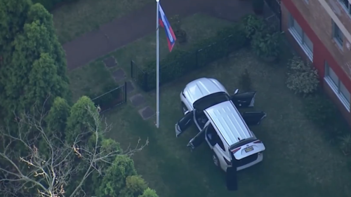 Auto narazilo do ruského konzulátu v Austrálii (VIDEO)