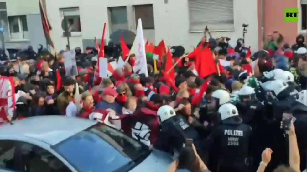 Nemecká polícia rozohnala protest proti militarizácii (VIDEÁ)