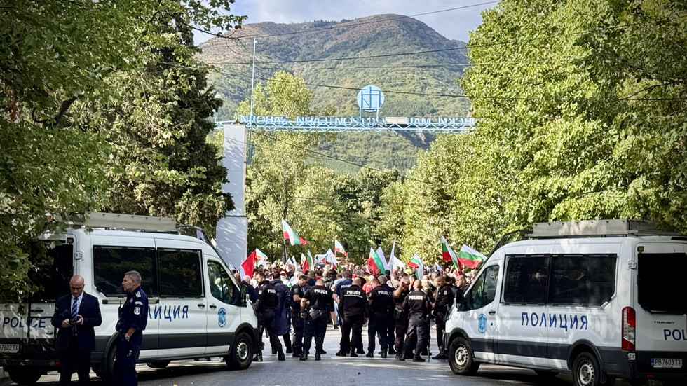 Demonštranti v Bulharsku kritizujú „nacistickú zločinkyňu“ von der Leyenovú (VIDEO) Demonštranti v Bulharsku kritizujú „nacistickú zločinkyňu“ von der Leyenovú (VIDEO)