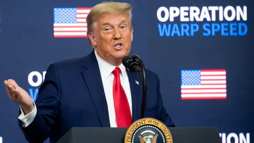 Trump požaduje definitívnu odpoveď uprostred prebiehajúcej debaty o vakcínach proti COVID-19
