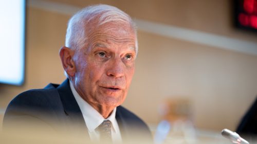 EÚ hrozí, že sa stane „vazalom“ USA, tvrdí bývalý šéf zahraničnej politiky bloku