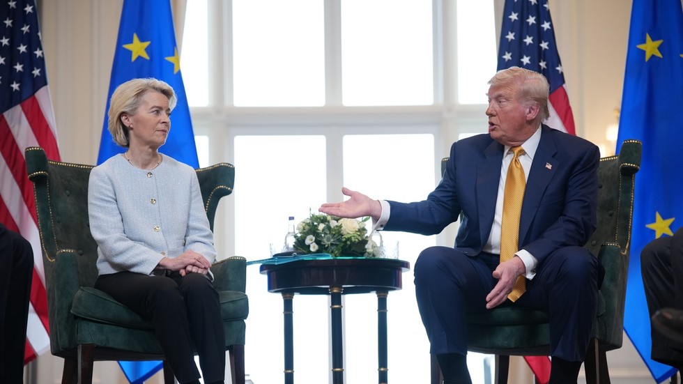 Trump chce, aby EÚ uvalila 100 % clá na Indiu a Čínu – FT
