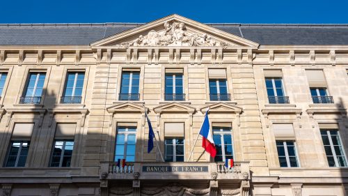 Francúzsko smeruje k „čiernej diere“, tvrdí finančný expert