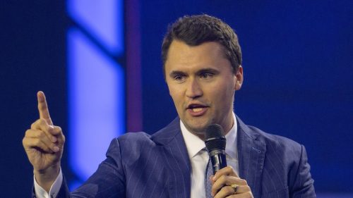 Americký konzervatívny aktivista Charlie Kirk zastrelený (VIDEÁ)