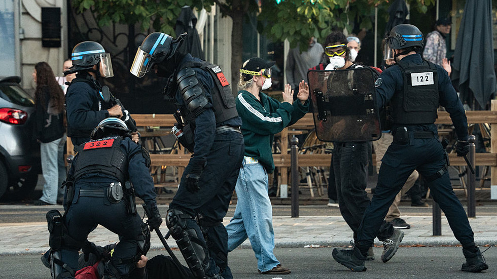 Stovky ľudí zatknutých pri stretoch s poriadkovou políciou na protestoch „blokuj všetko“ vo Francúzsku (FOTOGRAFIE, VIDEÁ)