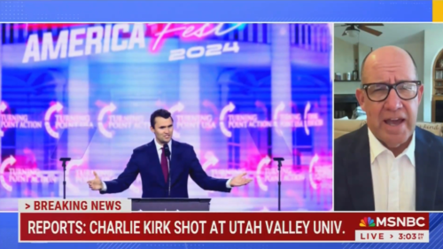 Prispievateľ MSNBC naznačuje, že Charlieho Kirka zabil „fanúšik, ktorý strieľal zo svojej zbrane na oslavu “