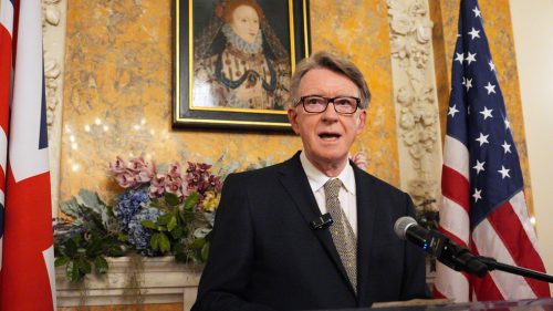 Británia odvolala svojho veľvyslanca v USA kvôli prepojeniam s Epsteinom