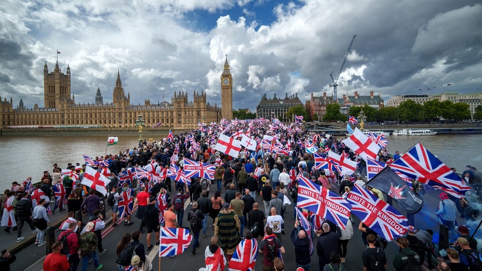 Starmer upiera protestujúcim právo používať „pozmenenú“ britskú vlajku