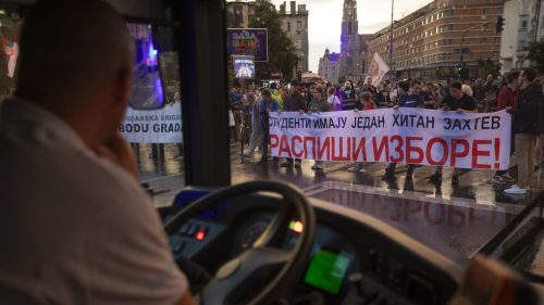 Moskva: EÚ plánuje v Srbsku prevrat v ukrajinskom štýle
