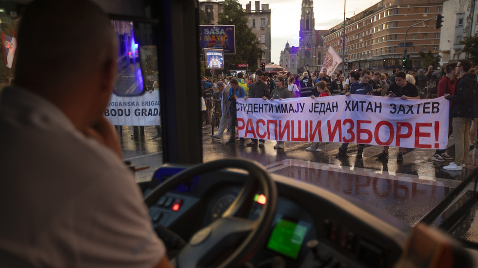 Moskva: EÚ plánuje v Srbsku prevrat v ukrajinskom štýle