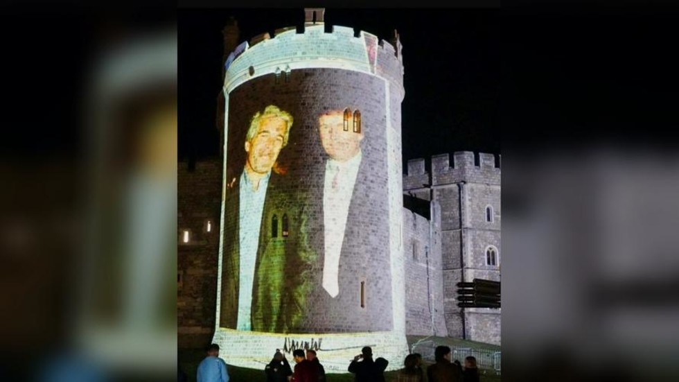 Štyria zatknutí po premietaní záberov Trumpa a Epsteina na Windsorský hrad