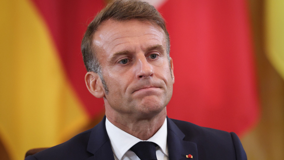 Macron varuje pred zabavením zmrazených ruských aktív