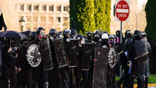 Trump oficiálne označil Antifu za „teroristickú organizáciu“