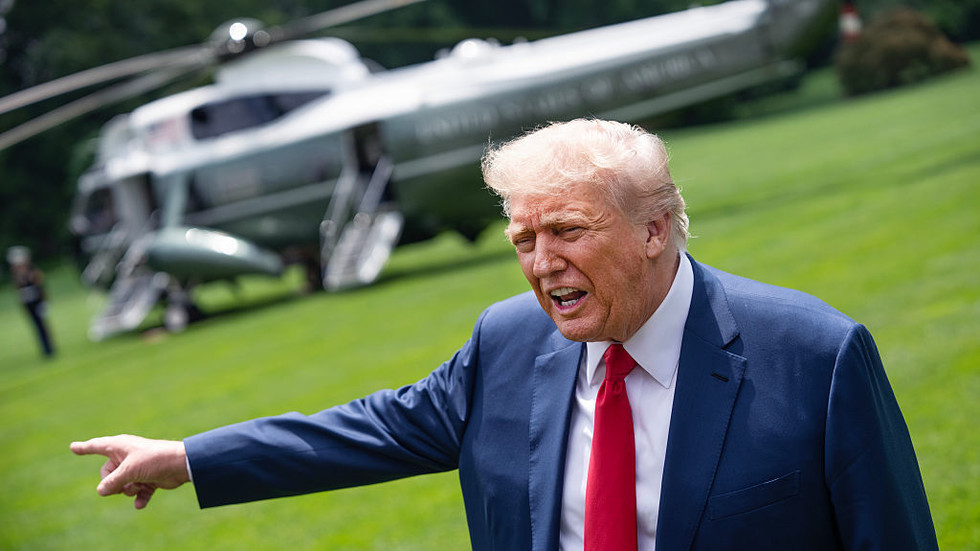 Súd zatkol muža za mierenie laserom na Trumpov vrtuľník