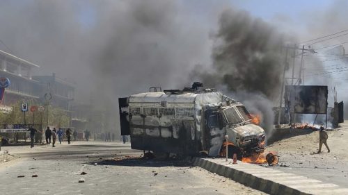 V indickej pohraničnej oblasti bol zavedený zákaz vychádzania po násilných stretoch, v ktorých boli zranené desiatky ľudí.