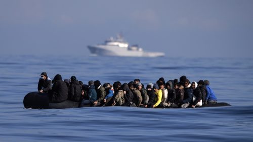 Spojené kráľovstvo zaznamenalo bezprecedentný príchod lodí s migrantami