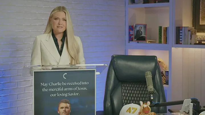 Kto je Erika Kirková?: Čo treba vedieť o vdove po zosnulom Charliem Kirkovi, od ich milostného príbehu až po jeho odkaz