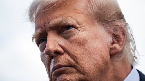 Ľavicové skupiny budú vyšetrované po vražde Kirka - Trump