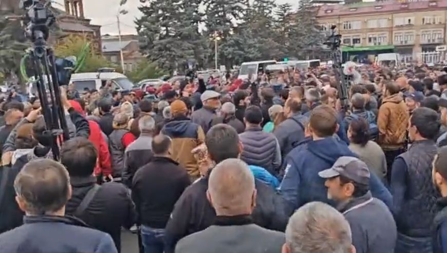 Arménsky opozičný starosta zadržaný pri vládnom zásahu (VIDEÁ)