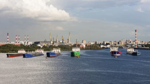 Ruská ropa stále prúdi napriek tlaku USA, tvrdí Bloomberg