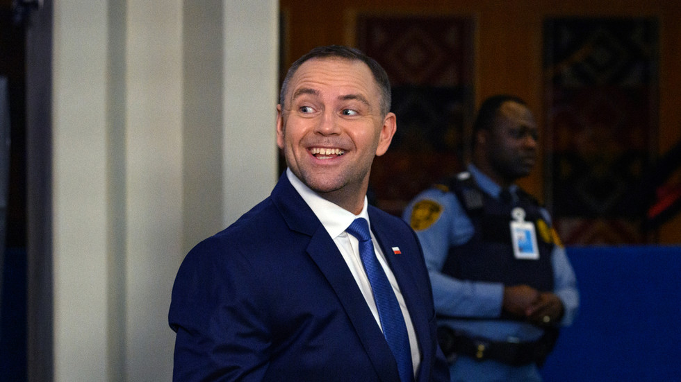Poľský prezident hovorí, že sa „rozpráva“ s mŕtvymi