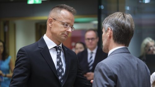„Vojnová psychóza EÚ“ čelí rastúcemu odporu, vyhlásil maďarský minister zahraničných vecí