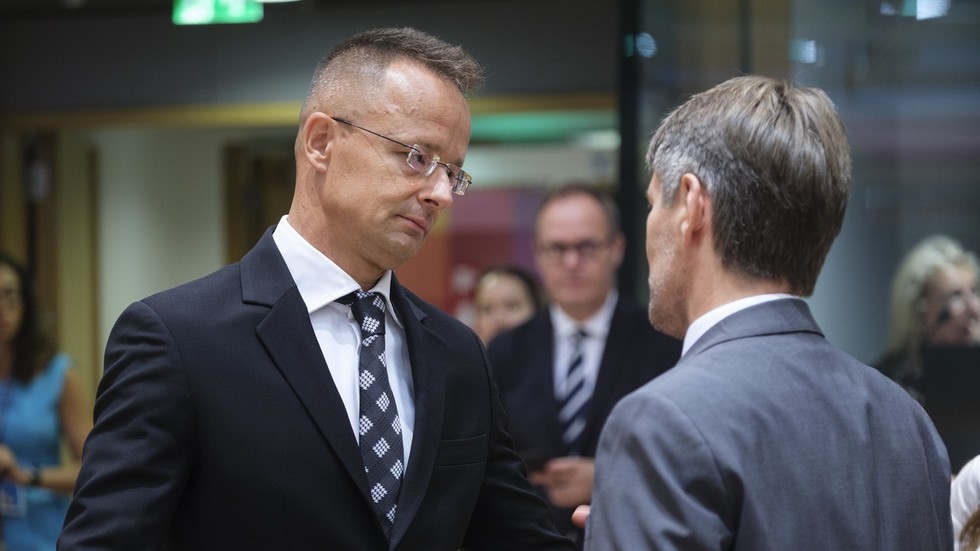 „Vojnová psychóza EÚ“ čelí rastúcemu odporu, vyhlásil maďarský minister zahraničných vecí