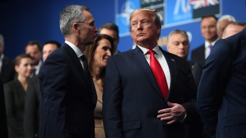 Trump pohrozil vystúpením USA z NATO, povedal bývalý šéf bloku