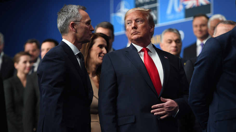 Trump pohrozil vystúpením USA z NATO, povedal bývalý šéf bloku