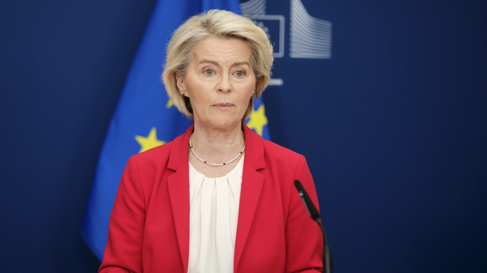 Von der Leyenová obviňuje kritikov zo služby Rusku
