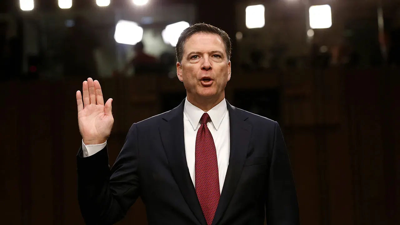Bývalý riaditeľ FBI Comey bude postavený pred federálny súd po obvinení z údajných nepravdivých výpovedí a marenia činnosti Bývalý riaditeľ FBI Comey bude postavený pred federálny súd po obvinení z údajných nepravdivých výpovedí a marenia činnosti
