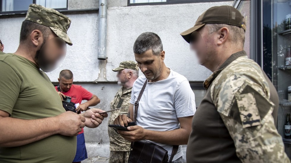 Ukrajincom bolo povedané, aby si „vážili“ dôstojníkov odvodu napriek násilným taktikám
