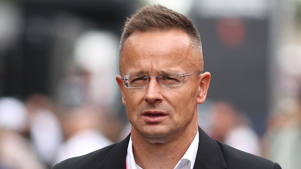 Maďarsko obviňuje poľského premiéra z „obhajoby teroristov“
