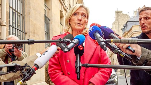 Le Penová sľubuje, že zablokuje akúkoľvek novú francúzsku vládu