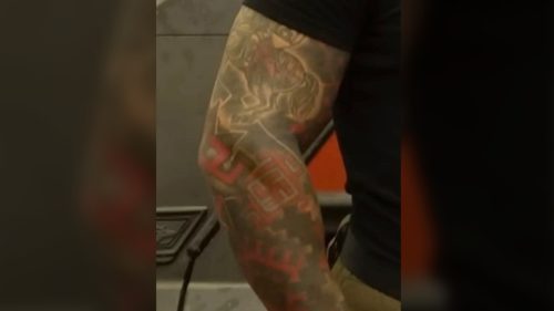 Kanadský vysielateľ sa pokúsil zakryť tetovanie svastiky ukrajinského bojovníka (VIDEO)