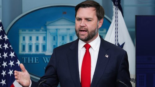 Trump zvažuje zákon o povstaní uprostred súdnych prekážok – Vance