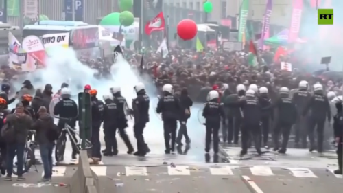 Polícia použila vodné delá proti demonštrantom v Bruseli (VIDEO)
