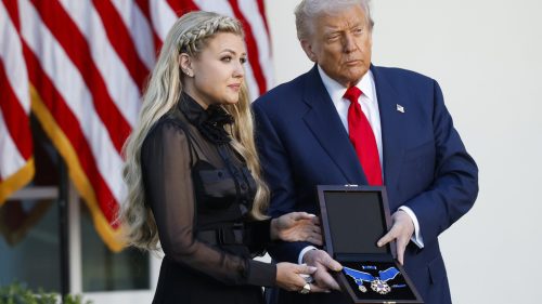 POZRITE SI, ako Trump posmrtne udelil Charliemu Kirkovi Medailu slobody