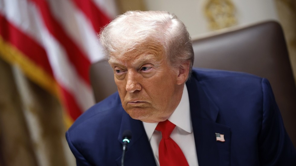 Trump tlačí na EÚ, aby uvalila 500 % clá na Čínu, tvrdia médiá.