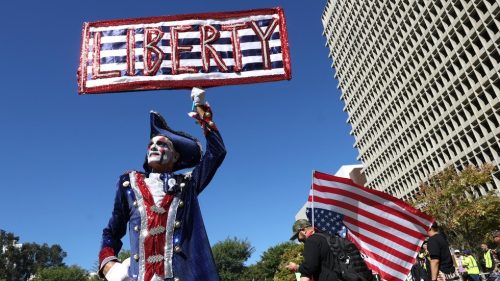 Protesty proti Trumpovi s názvom „Žiadni králi“ zachvátili americké mestá (VIDEÁ)