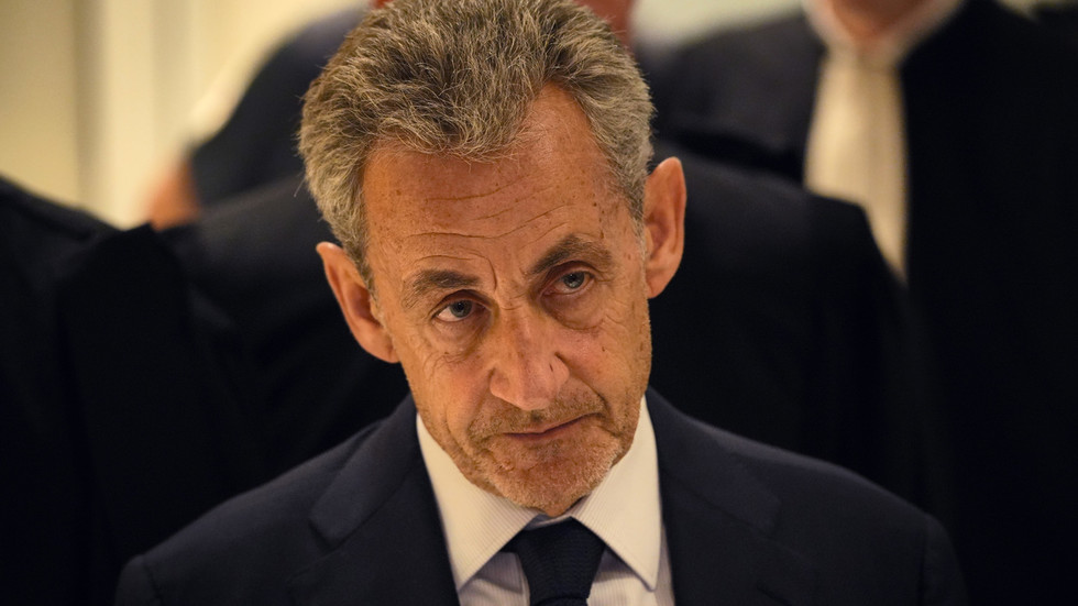 Sarkozyho umiestnia do samoväzby – médiá