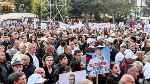 Protestujúci v Arménsku požadujú prepustenie kritika vlády (VIDEÁ)