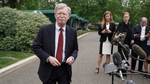 John Bolton sa bombarduje v záchvate poetickej spravodlivosti