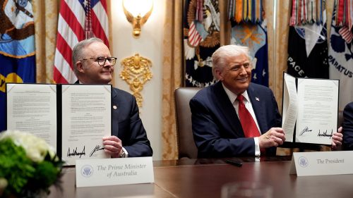 Trump a austrálsky premiér podpísali dohodu o kľúčových mineráloch v hodnote 8,5 miliardy dolárov, ktorá má čeliť dominancii Číny v oblasti vzácnych zemín.