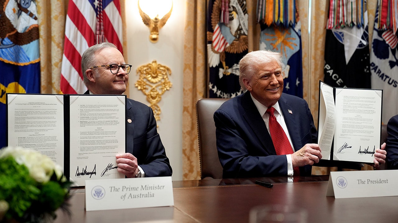 Trump a austrálsky premiér podpísali dohodu o kľúčových mineráloch v hodnote 8,5 miliardy dolárov, ktorá má čeliť dominancii Číny v oblasti vzácnych zemín.