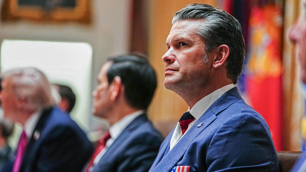 „Tvoja mama to kúpila“: Pentagon reaguje vtipom o Hegsethovej „ruskej kravate“