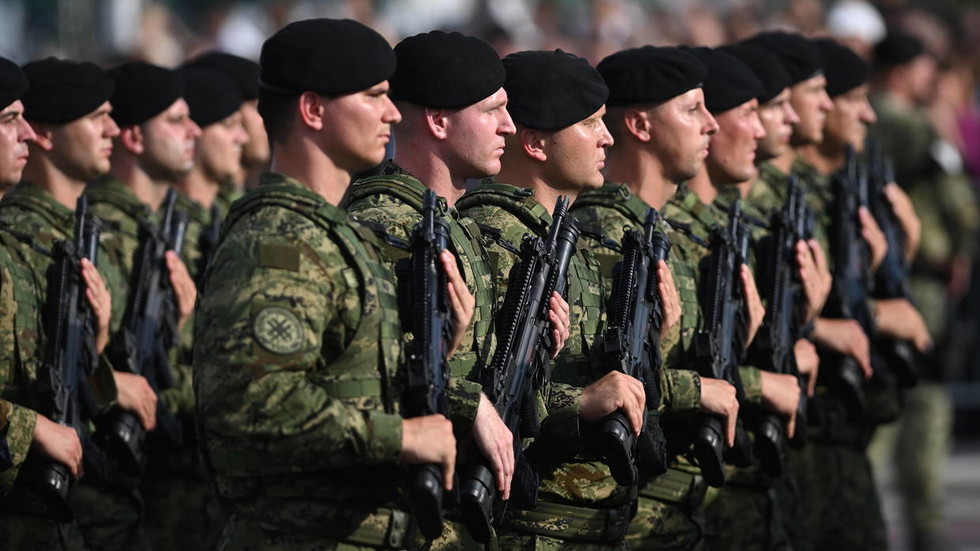 Štát NATO obnovuje vojenskú povinnosť